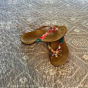 Vionic Women's Colorful Flip-Flop Sandals. Size 8.